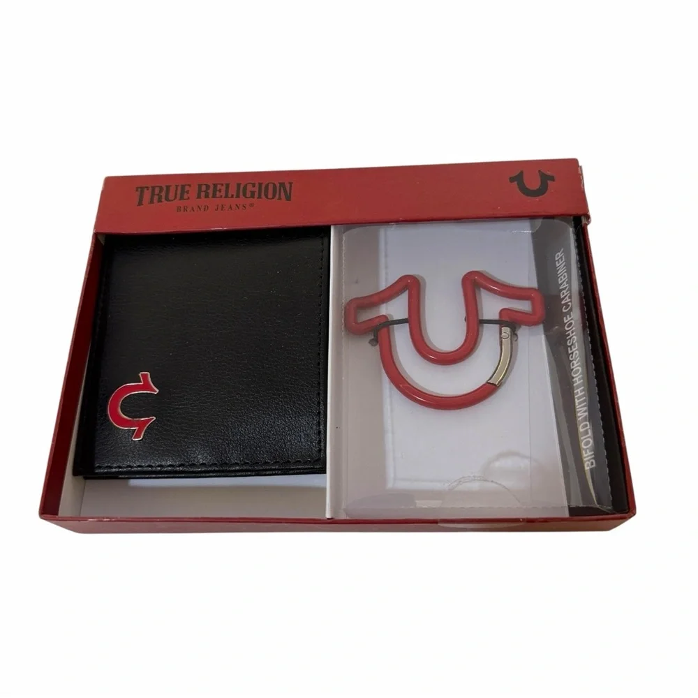 NIB True Religion Men’s Black Leather Bifold Wallet Red Horseshoe Carabiner Set